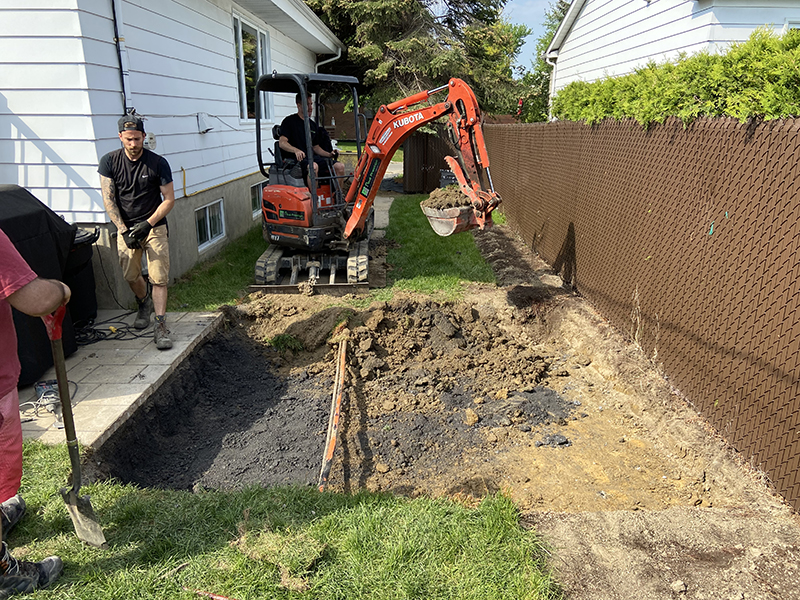 Excavation coffrage et preparation de coule et finition de beton - Travaux de préparation, coffrage, coule et finition de béton pour une dalle extérieure
