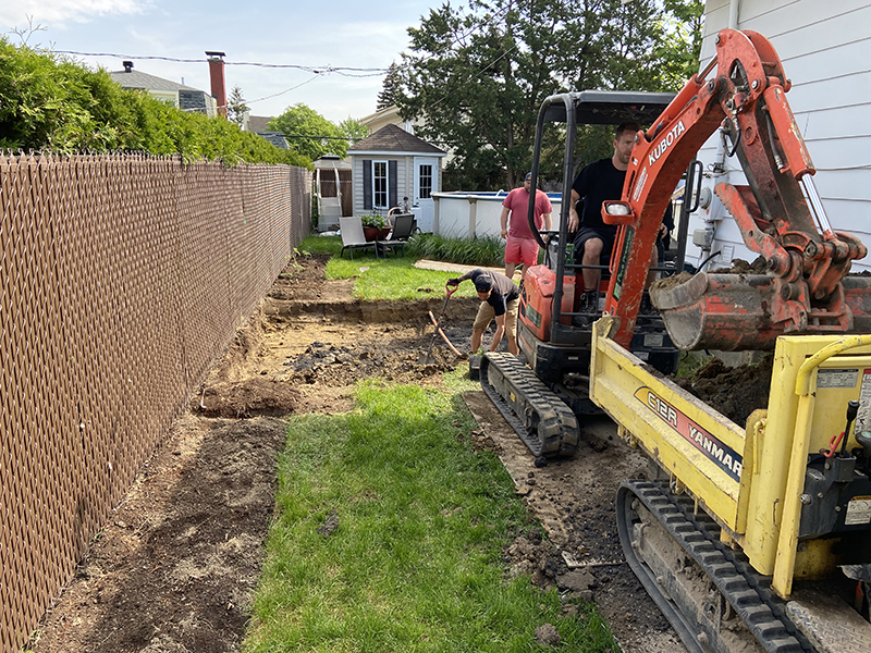 Excavation coffrage et preparation de coule et finition de beton - Travaux de préparation, coffrage, coule et finition de béton pour une dalle extérieure