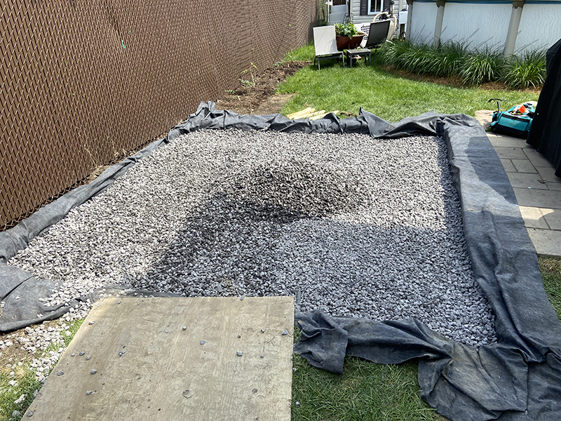 Excavation coffrage et preparation de coule et finition de beton 2 - Travaux de coule et finition de béton pour une dalle de béton extérieure à Longueuil