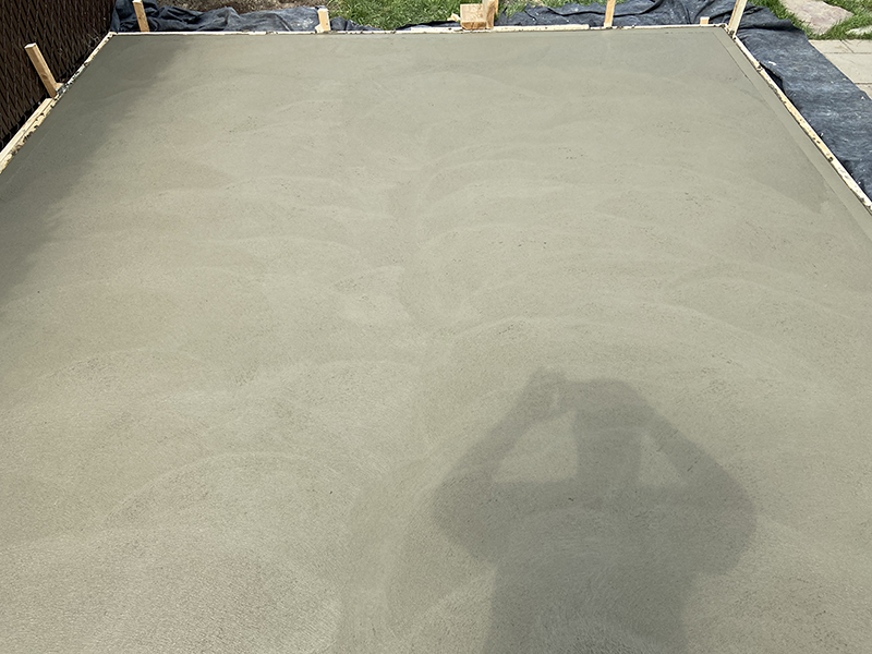 Excavation coffrage et preparation de coule et finition de beton 2 - Travaux de coule et finition de béton pour une dalle de béton extérieure à Longueuil