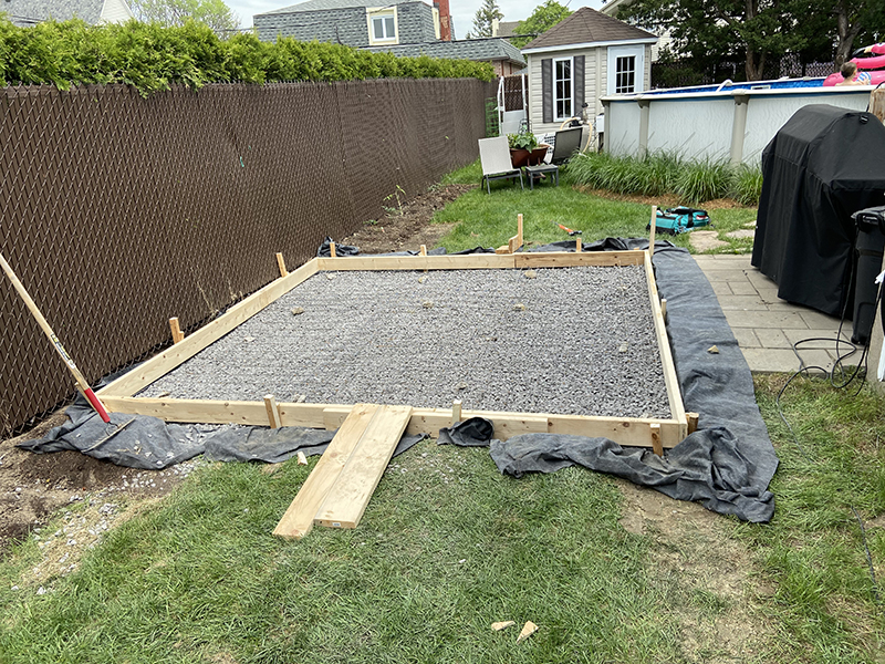 Excavation coffrage et preparation de coule et finition de beton 2 - Travaux de coule et finition de béton pour une dalle de béton extérieure à Longueuil