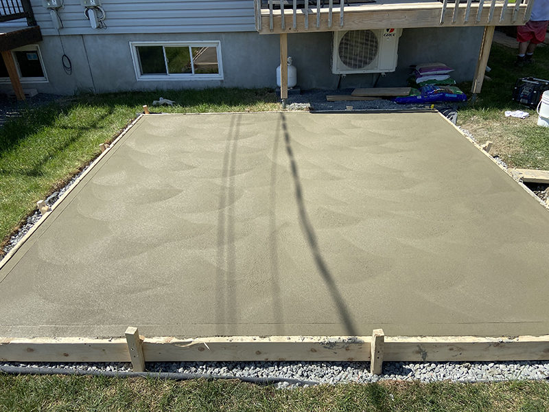 Construction de coffrage coule et finition de beton - Travaux de préparation de coffrage pour une dalle de béton extérieure, coule et finition de béton