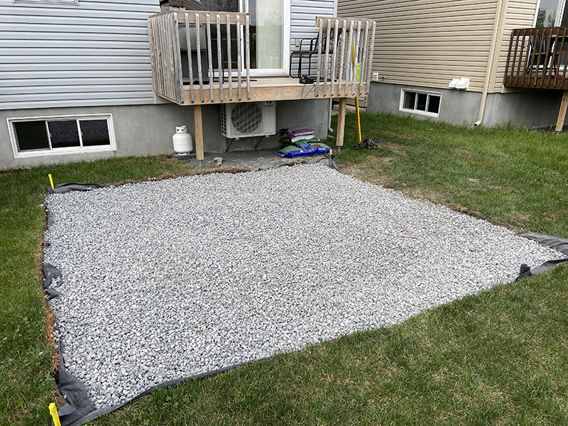 Construction de coffrage coule et finition de beton - Travaux de préparation de coffrage pour une dalle de béton extérieure, coule et finition de béton