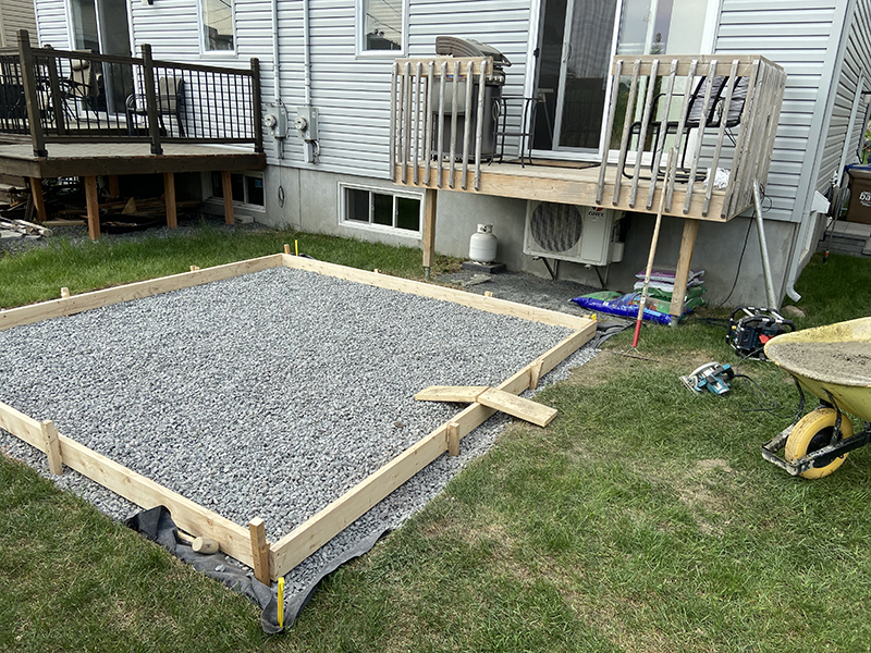 Construction de coffrage coule et finition de beton - Travaux de préparation de coffrage pour une dalle de béton extérieure, coule et finition de béton