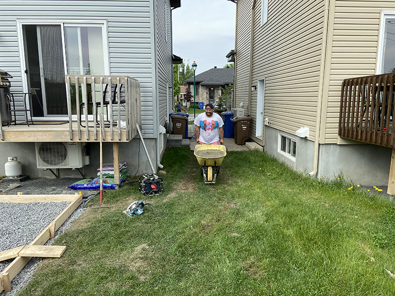 Construction de coffrage coule et finition de beton - Travaux de préparation de coffrage pour une dalle de béton extérieure, coule et finition de béton