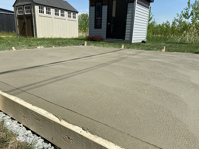 Construction de coffrage coule et finition de beton - Travaux de préparation de coffrage pour une dalle de béton extérieure, coule et finition de béton