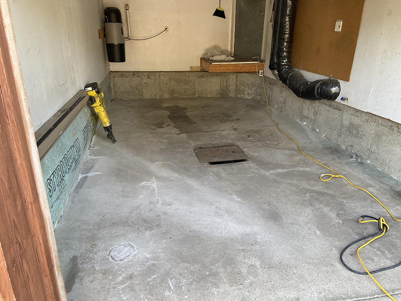 Travaux preparation coule et finition de beton a Longueuil - Briser et sortir le vieux béton du garage, remplacer la roche, coule et finition de béton