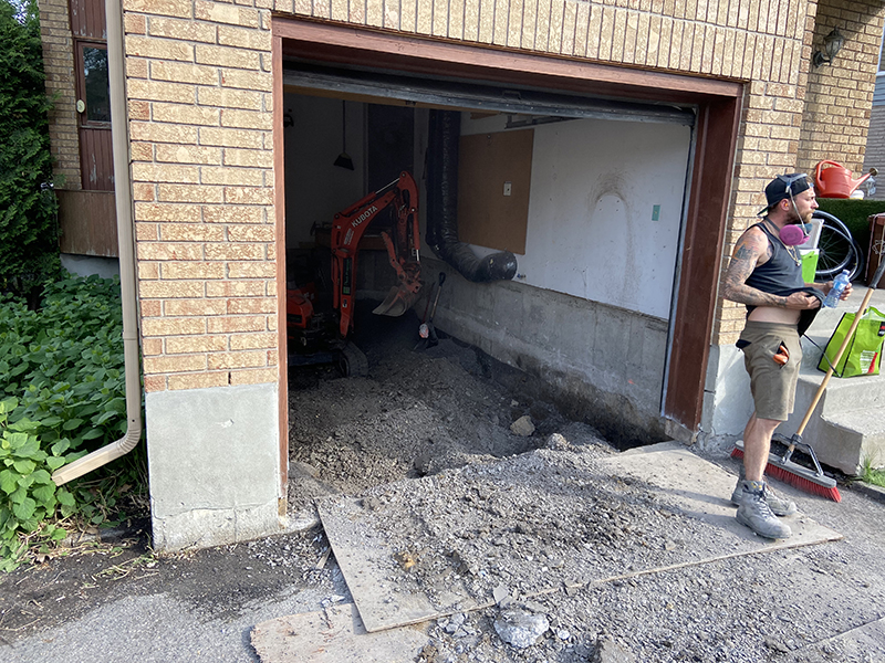 Travaux preparation coule et finition de beton a Longueuil - Briser et sortir le vieux béton du garage, remplacer la roche, coule et finition de béton