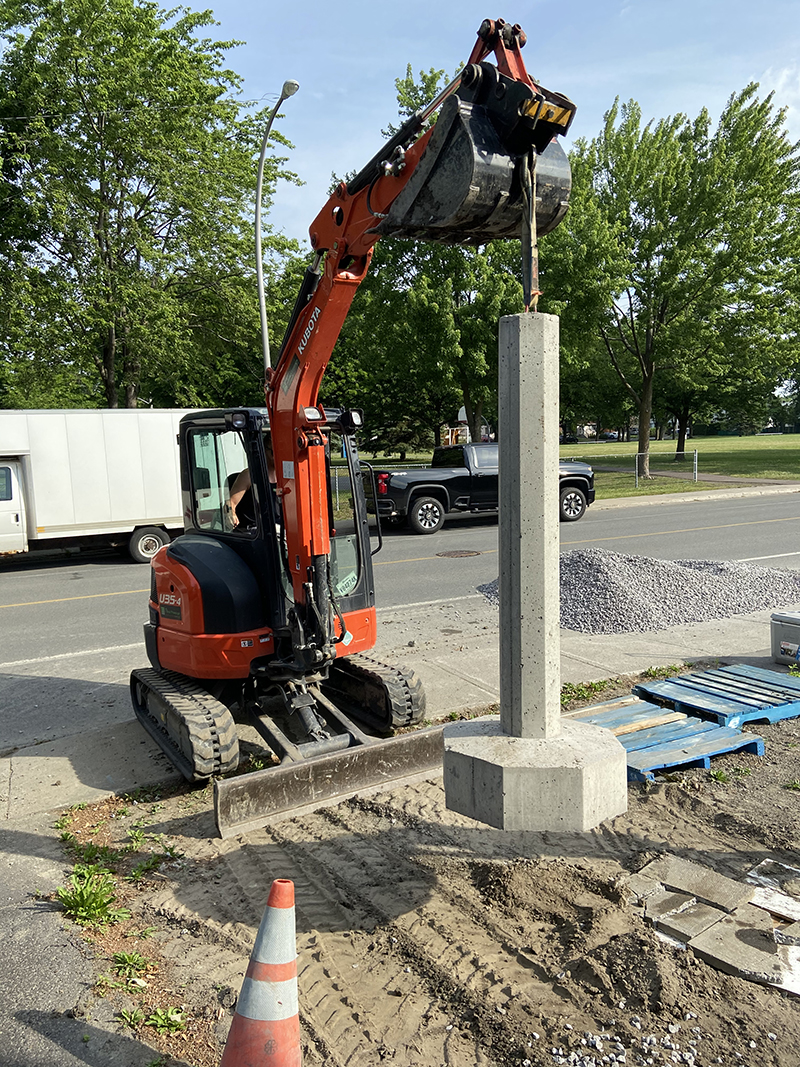 Travaux de reconstruction de balcon dentree residentielle - Démolition de béton, construction de coffrage pour balcon, installation de pieux renforts, coule et finition de béton