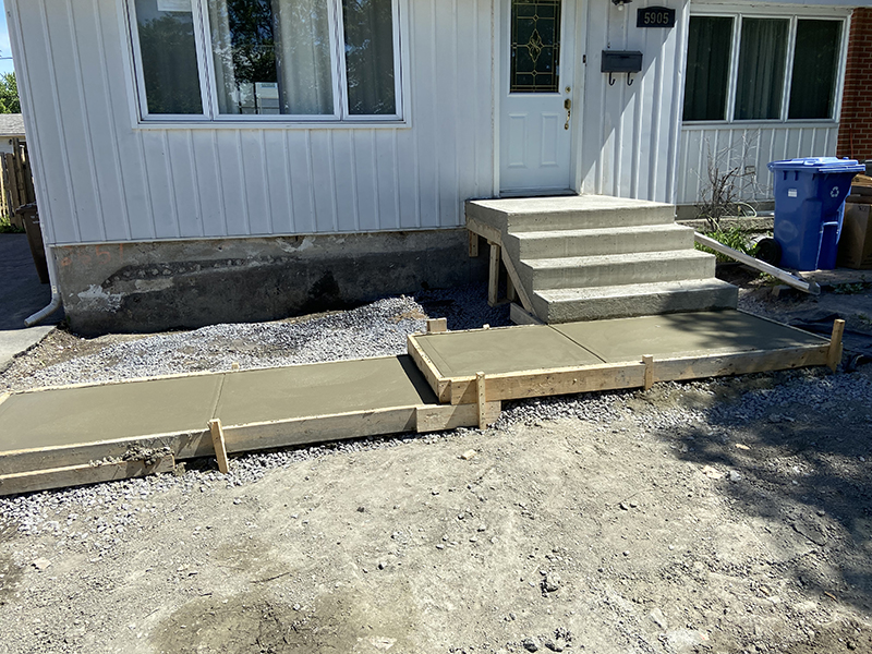 Travaux de reconstruction de balcon dentree residentielle partie 2 - Travaux de reconstruction de balcon et trottoir d'entrée en béton, coule et finition de béton