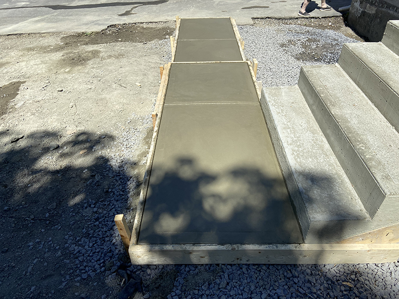 Travaux de reconstruction de balcon dentree residentielle partie 2 - Travaux de reconstruction de balcon et trottoir d'entrée en béton, coule et finition de béton