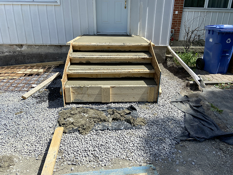 Travaux de reconstruction de balcon dentree residentielle partie 2 - Travaux de reconstruction de balcon et trottoir d'entrée en béton, coule et finition de béton