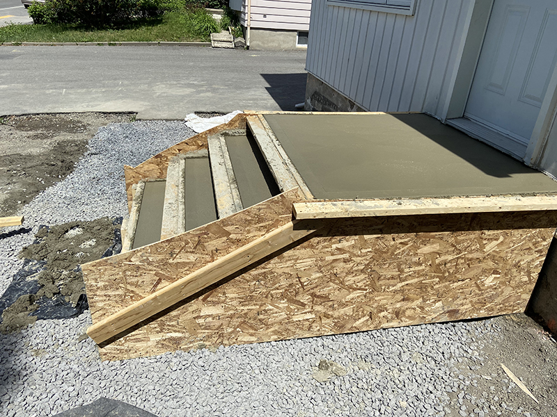 Travaux de reconstruction de balcon dentree residentielle partie 2 - Travaux de reconstruction de balcon et trottoir d'entrée en béton, coule et finition de béton