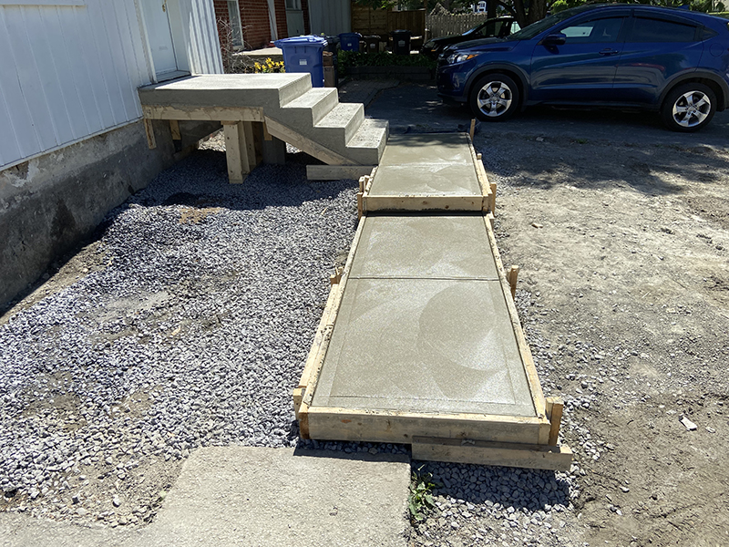 Travaux de reconstruction de balcon dentree residentielle partie 2 - Travaux de reconstruction de balcon et trottoir d'entrée en béton, coule et finition de béton