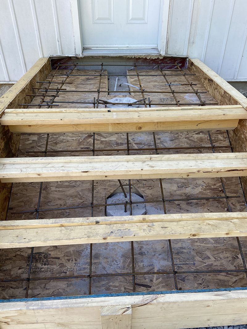 Travaux de reconstruction de balcon dentree residentielle partie 2 - Travaux de reconstruction de balcon et trottoir d'entrée en béton, coule et finition de béton