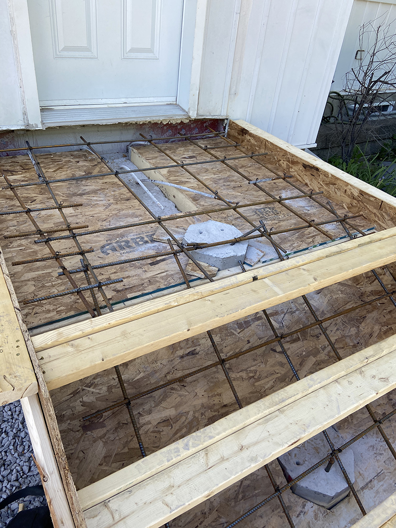 Travaux de reconstruction de balcon dentree residentielle partie 2 - Travaux de reconstruction de balcon et trottoir d'entrée en béton, coule et finition de béton