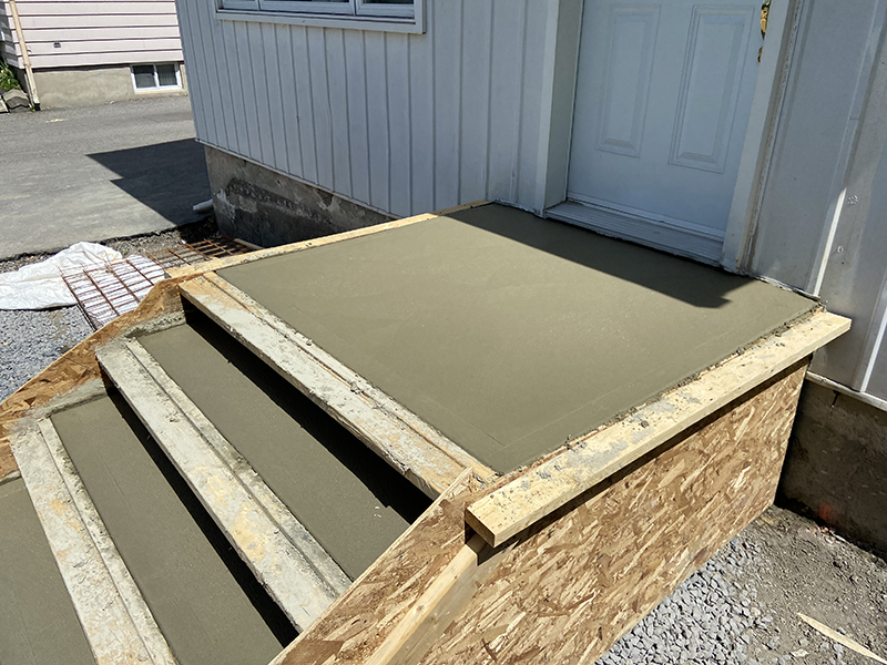 Travaux de reconstruction de balcon dentree residentielle partie 2 - Travaux de reconstruction de balcon et trottoir d'entrée en béton, coule et finition de béton