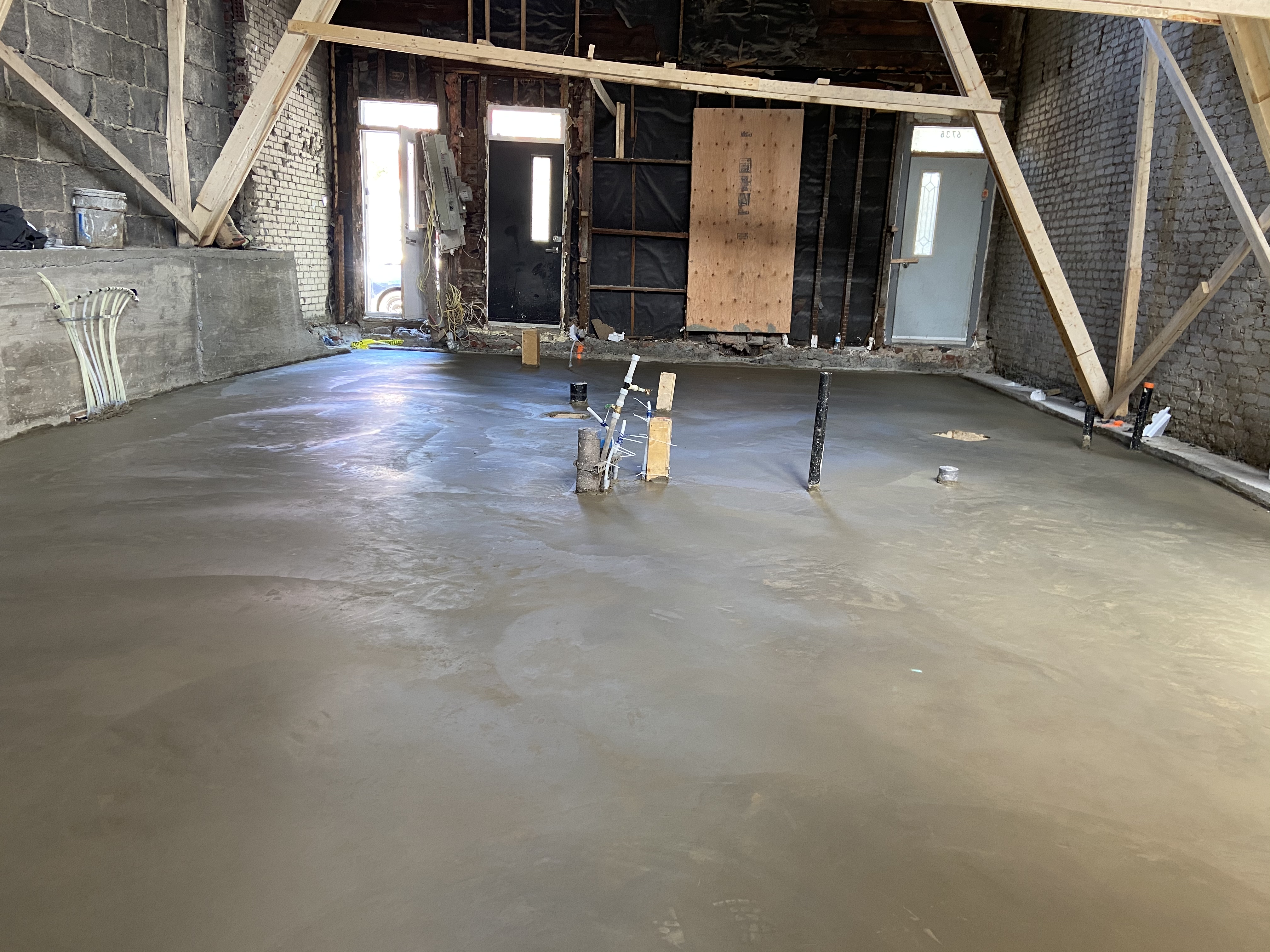 Coule et finition de beton a Longueuil - Travaux de reconstruction d'une dalle de béton, démolition, préparation, coule et finition de béton