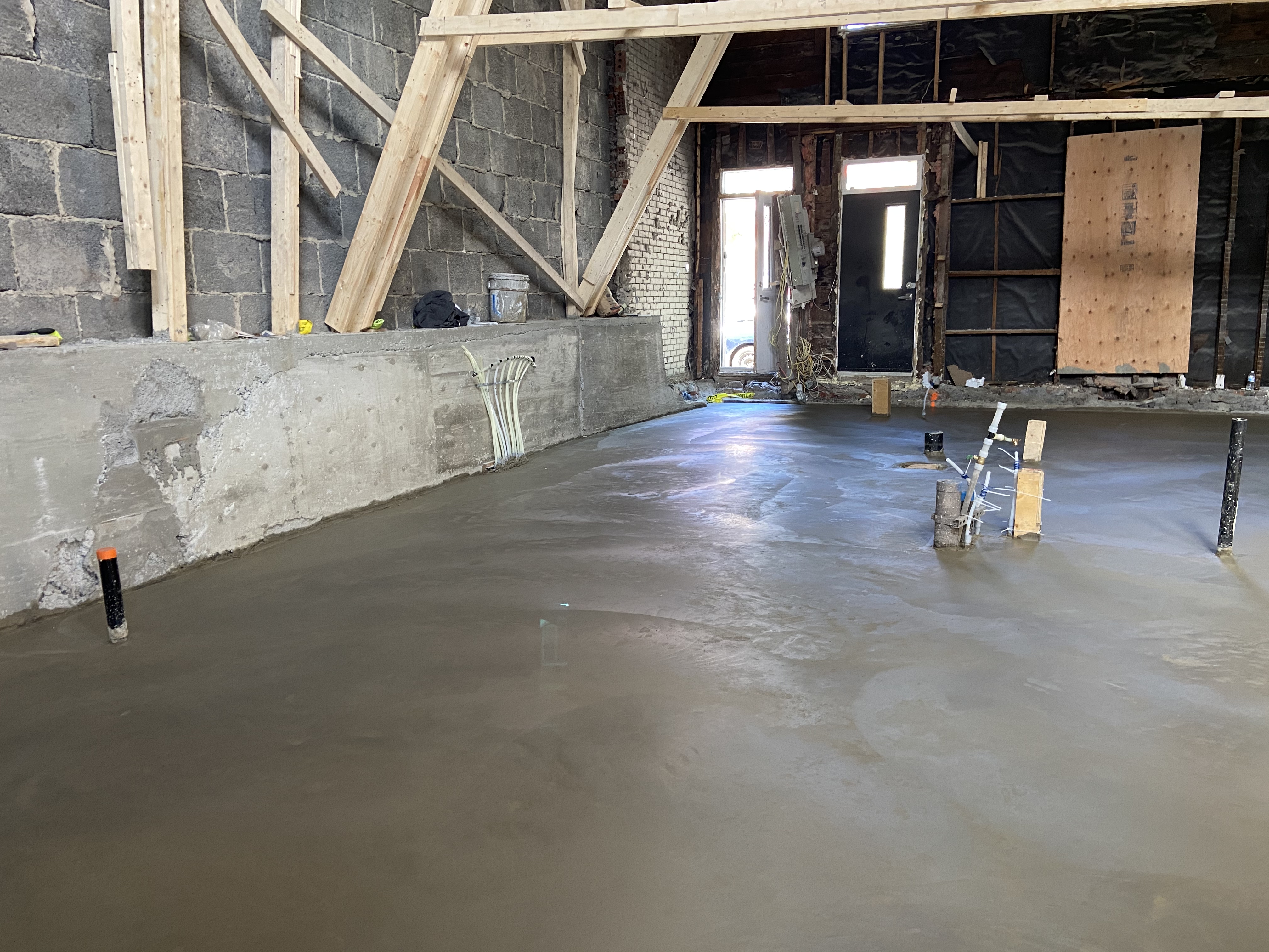 Coule et finition de beton a Longueuil - Travaux de reconstruction d'une dalle de béton, démolition, préparation, coule et finition de béton