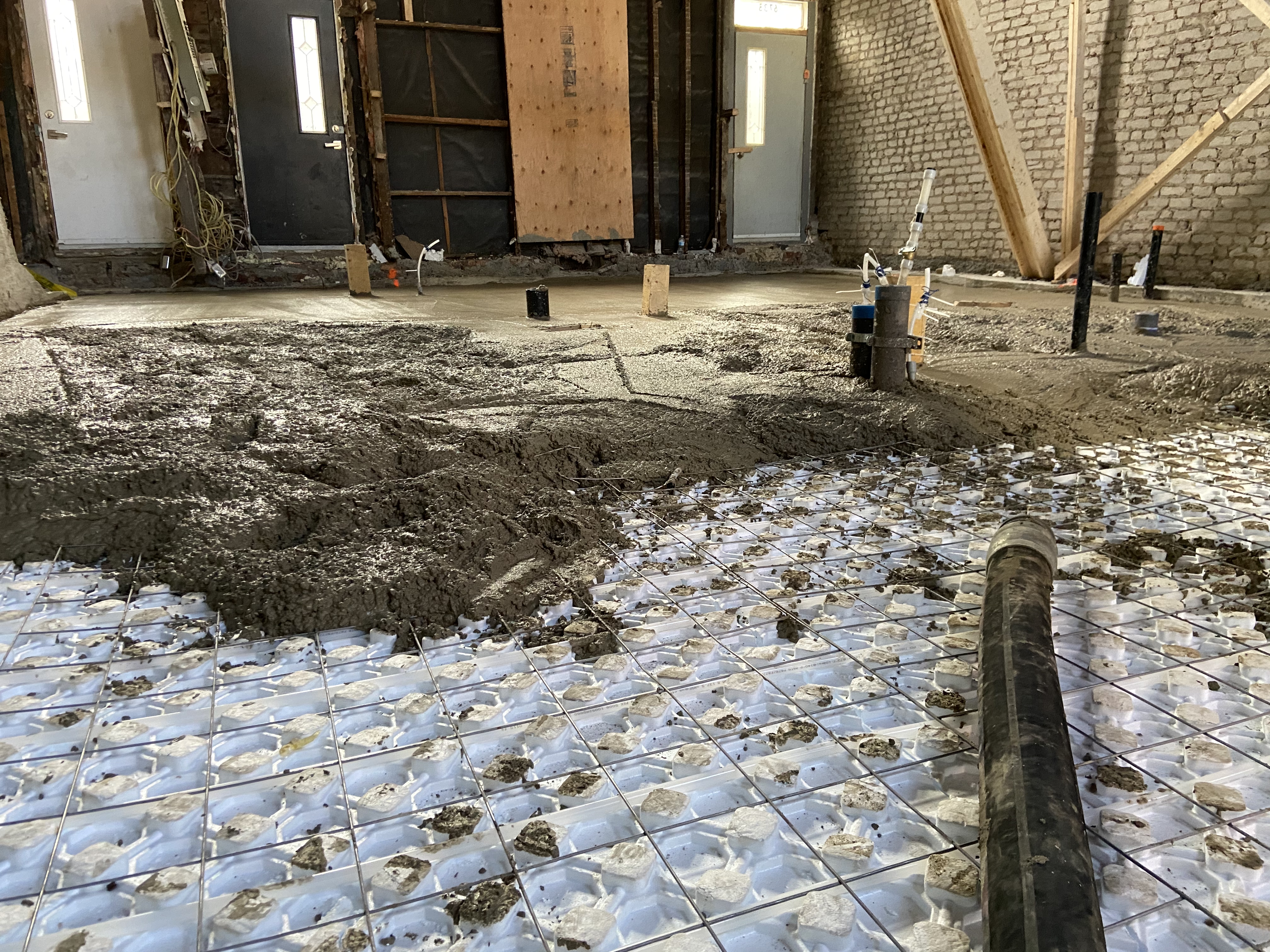 Coule et finition de beton a Longueuil - Travaux de reconstruction d'une dalle de béton, démolition, préparation, coule et finition de béton