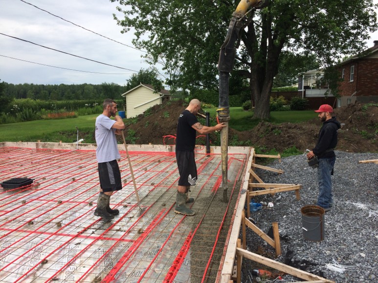 Construction de coffrage coule et finition de beton lustre - Travaux de coule et finition de dalle de béton extérieure avec machine de finition aux lames en diamant
