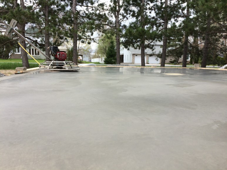 Coule et finition de beton sur la rive sud de Montreal - Travaux de coule et finition de dalle de béton extérieure avec fini shiné à la machine
