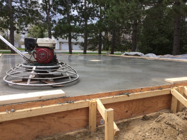Coule et finition de beton sur la rive sud de Montreal - Travaux de coule et finition de dalle de béton extérieure avec fini shiné à la machine