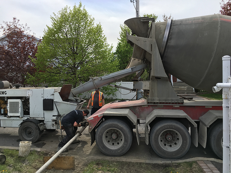 Projet special coule et finition de beton pour une piscine partie 1 - Travaux de d'excavation, coffrage, préparation, coule et finition de béton pour une piscine creusée a Longueuil