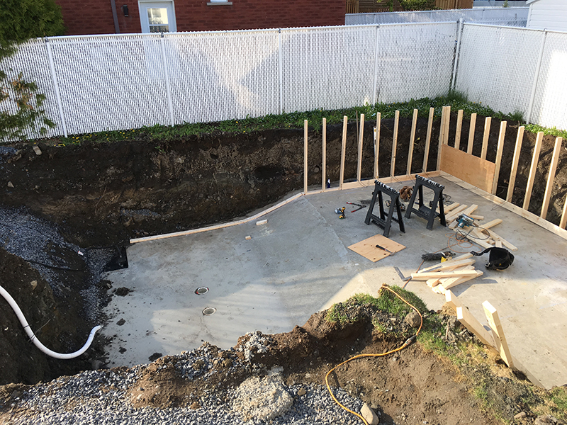Projet special coule et finition de beton pour une piscine partie 1 - Travaux de d'excavation, coffrage, préparation, coule et finition de béton pour une piscine creusée a Longueuil