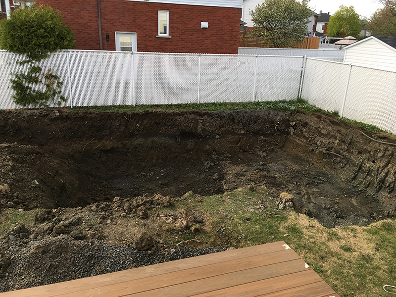 Projet special coule et finition de beton pour une piscine partie 1 - Travaux de d'excavation, coffrage, préparation, coule et finition de béton pour une piscine creusée a Longueuil