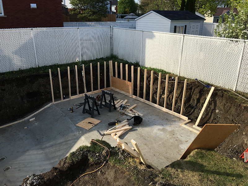 Projet special coule et finition de beton pour une piscine partie 1 - Travaux de d'excavation, coffrage, préparation, coule et finition de béton pour une piscine creusée a Longueuil