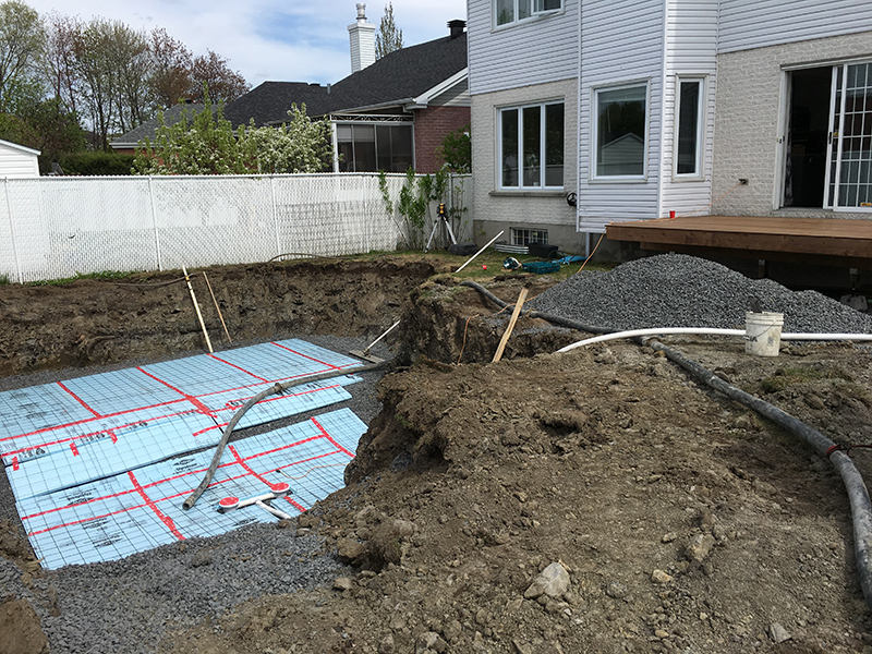 Projet special coule et finition de beton pour une piscine partie 1 - Travaux de d'excavation, coffrage, préparation, coule et finition de béton pour une piscine creusée a Longueuil