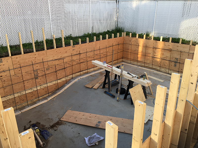 Projet special coule et finition de beton pour une piscine partie 2 - Travaux de coffrage, coule et finition de béton pour une piscine creusée