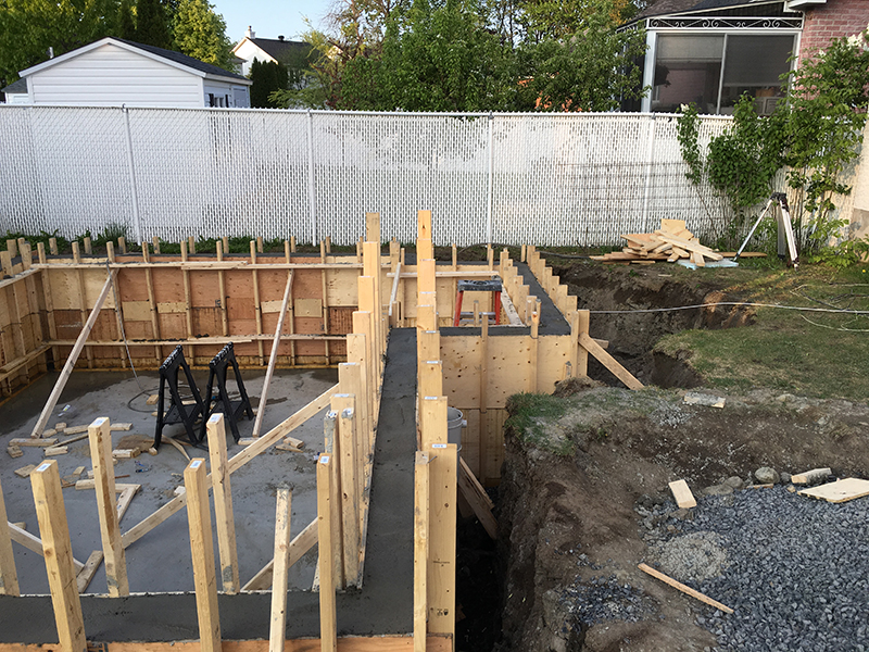 Projet special coule et finition de beton pour une piscine partie 2 - Travaux de coffrage, coule et finition de béton pour une piscine creusée