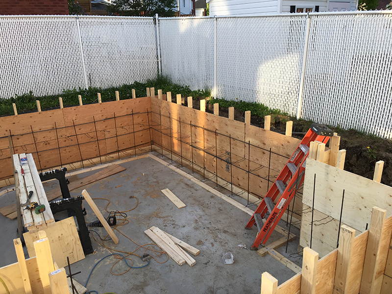 Projet special coule et finition de beton pour une piscine partie 2 - Travaux de coffrage, coule et finition de béton pour une piscine creusée