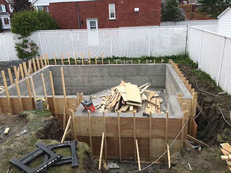 Projet special coule et finition de beton pour une piscine partie 2 - Travaux de coffrage, coule et finition de béton pour une piscine creusée