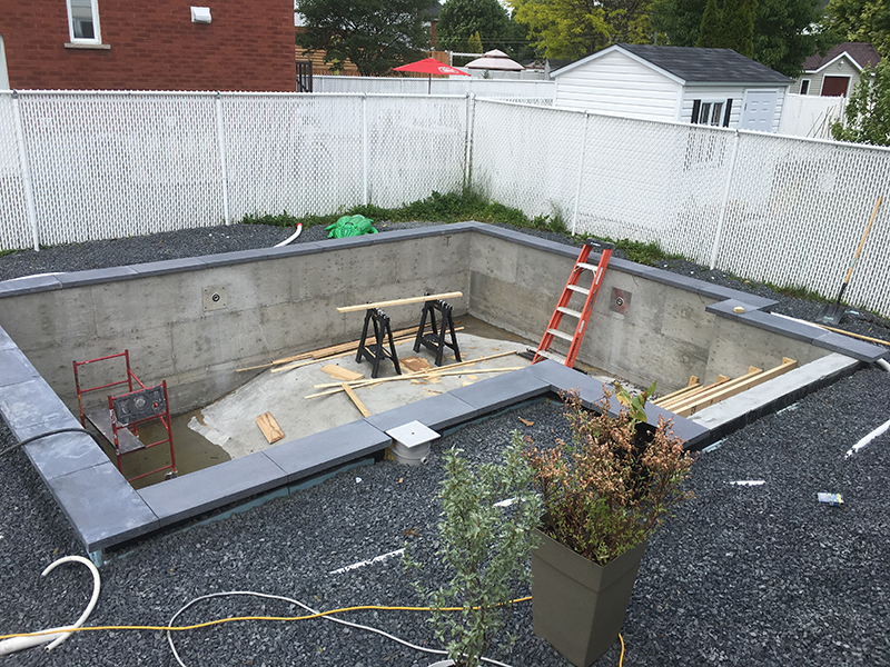 Projet special coule et finition de beton pour une piscine partie 3 - Coule et finition de béton pour une piscine creusée à Longueuil rive-sud de Montréal