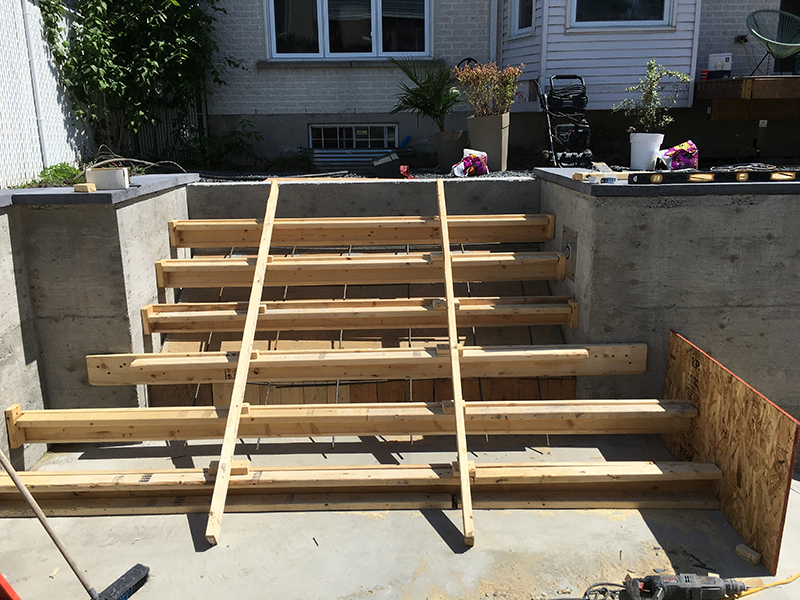 Projet special coule et finition de beton pour une piscine partie 3 - Coule et finition de béton pour une piscine creusée à Longueuil rive-sud de Montréal