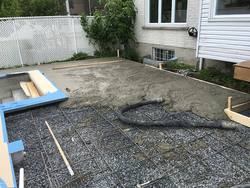 Projet special coule et finition de beton pour une piscine partie 4 - Coule et finition de béton pour une piscine creusée à Longueuil rive-sud de Montréal