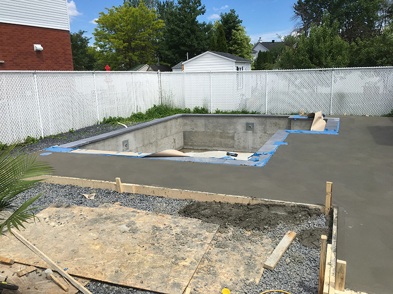 Projet special coule et finition de beton pour une piscine partie 4 - Coule et finition de béton pour une piscine creusée à Longueuil rive-sud de Montréal