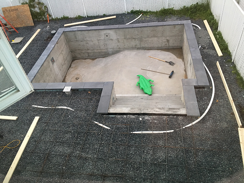Projet special coule et finition de beton pour une piscine partie 4 - Coule et finition de béton pour une piscine creusée à Longueuil rive-sud de Montréal