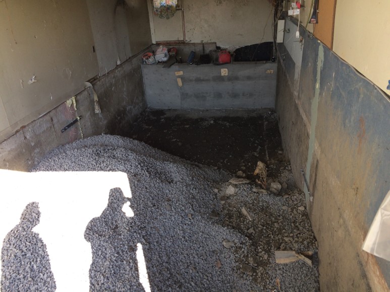 Extraction de la pyrite coule et finition de beton pour un garage a Longueuil - Travaux d'excavation afin de retirer la pyrite, remplir avec nouvelle roche, coule et finition de béton