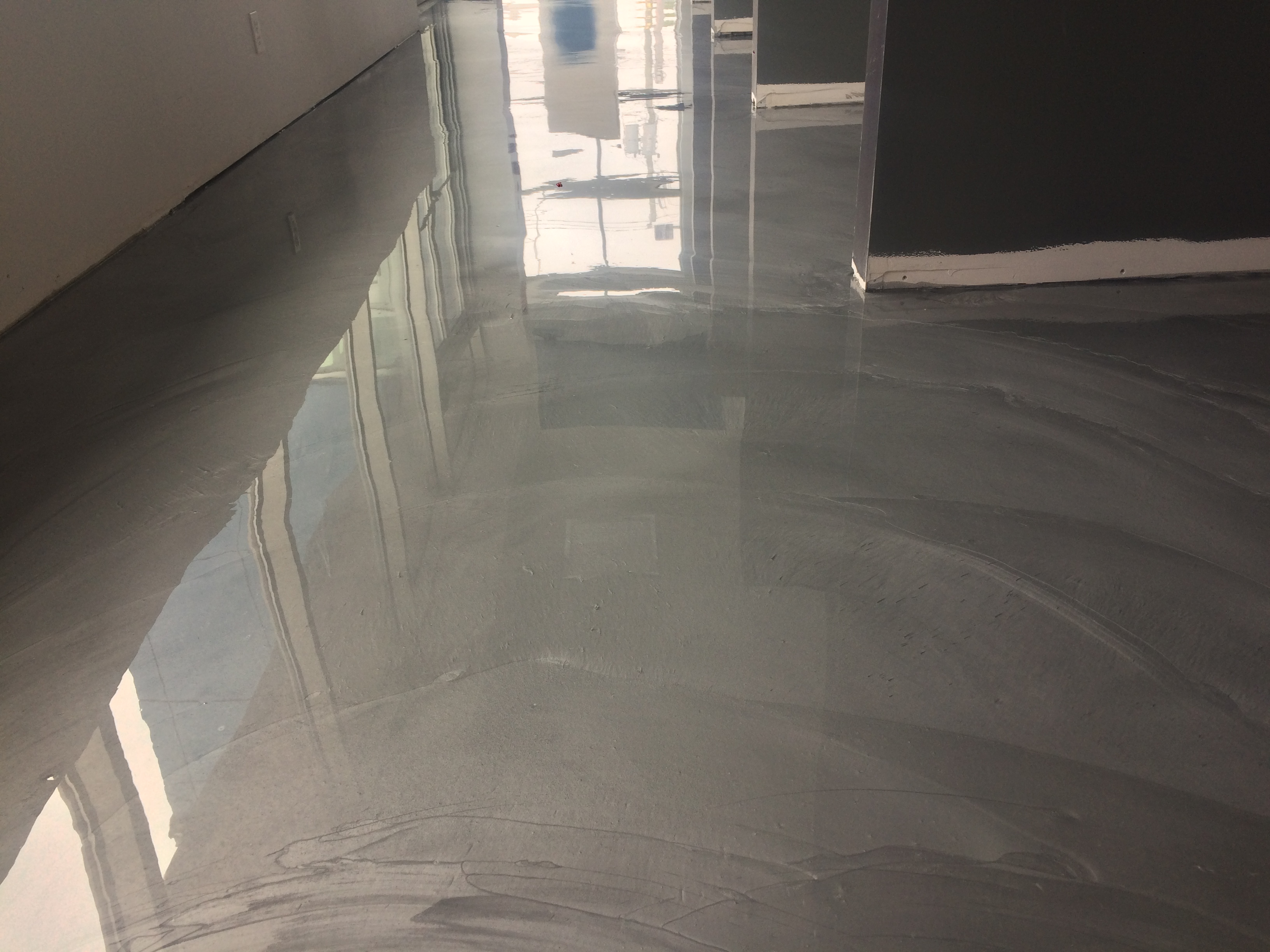 Sablage et recouvrement de plancher de béton en epoxy - Préparation du béton, sablage au diamant et installation d'epoxy