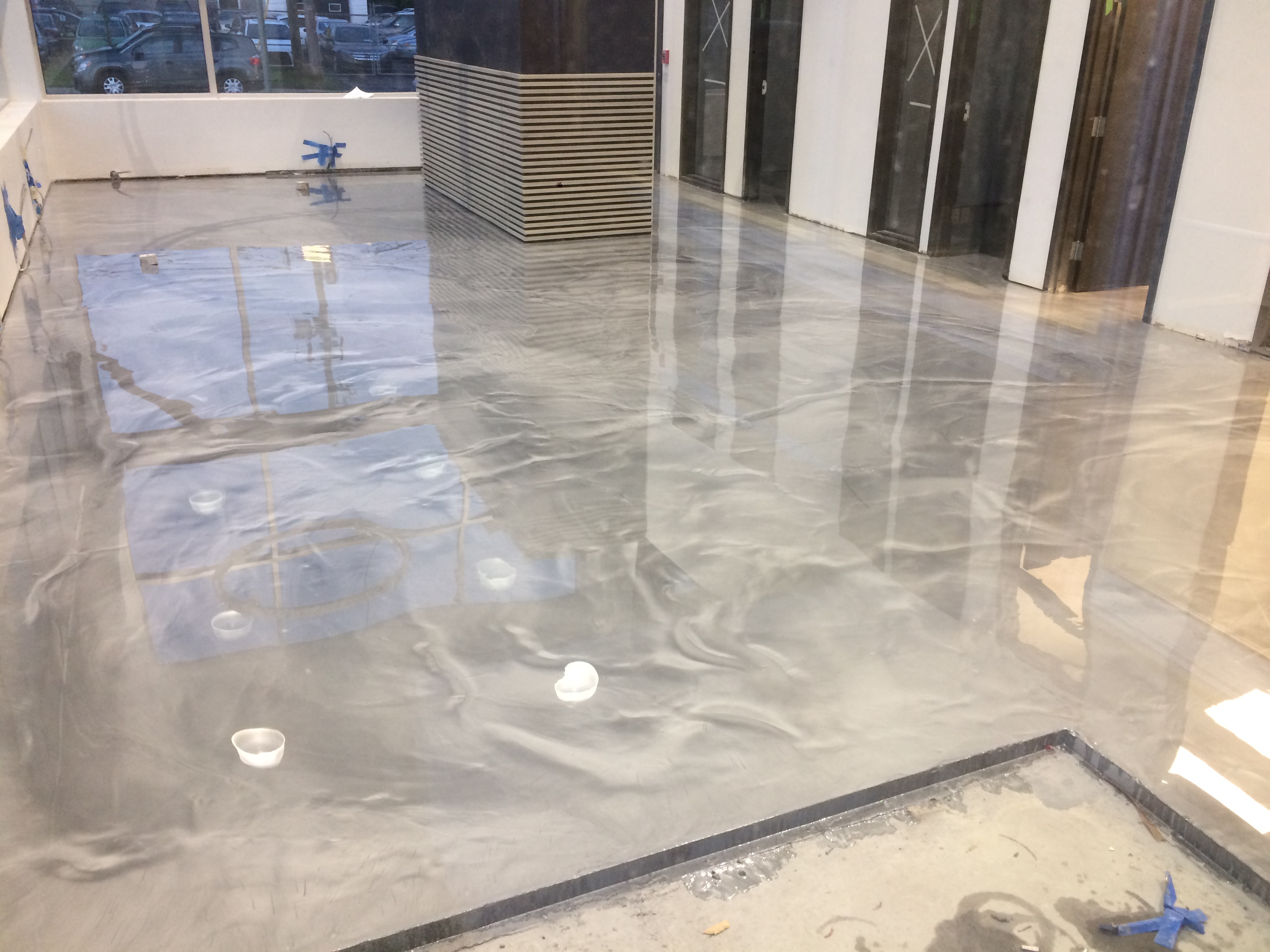 Sablage et recouvrement de plancher de béton en epoxy - Préparation du béton, sablage au diamant et installation d'epoxy