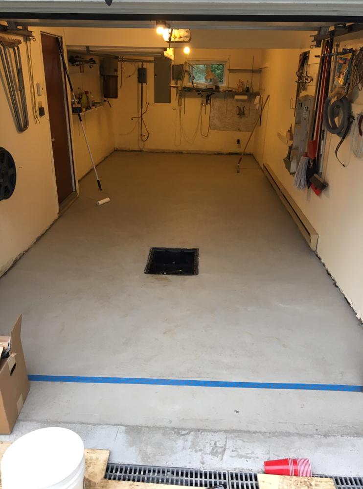 Sablage de plancher de garage et recouvrement au polyurea - Travaux de préparation de surface en béton et installation de recouvrement de plancher de garage en polyuréa