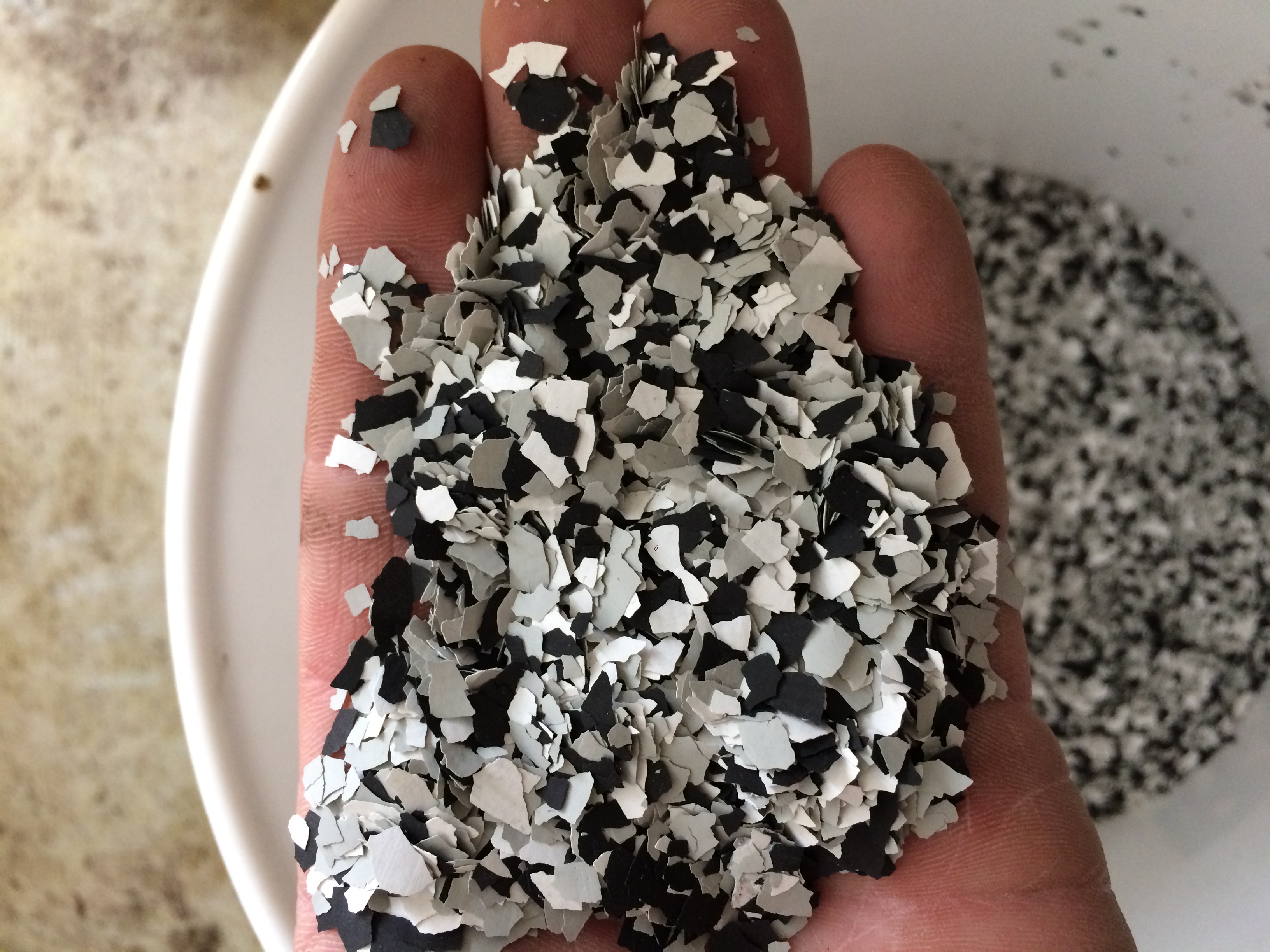 Recouvrement de plancher de garage - Sablage, préparation et installation de polyuréa sur un plancher de garage en béton