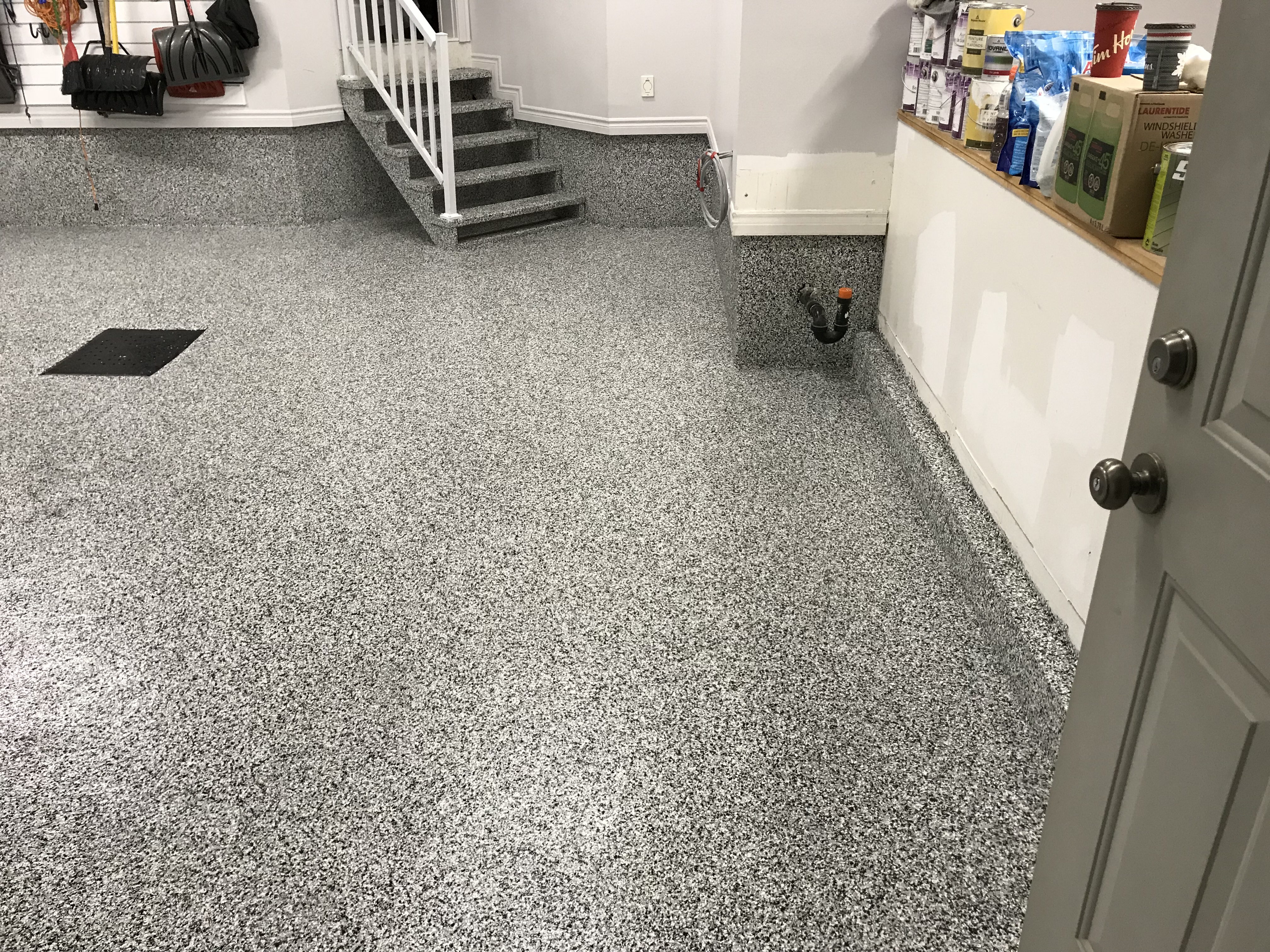 Recouvrement de plancher de garage - Sablage, préparation et installation de polyuréa sur un plancher de garage en béton