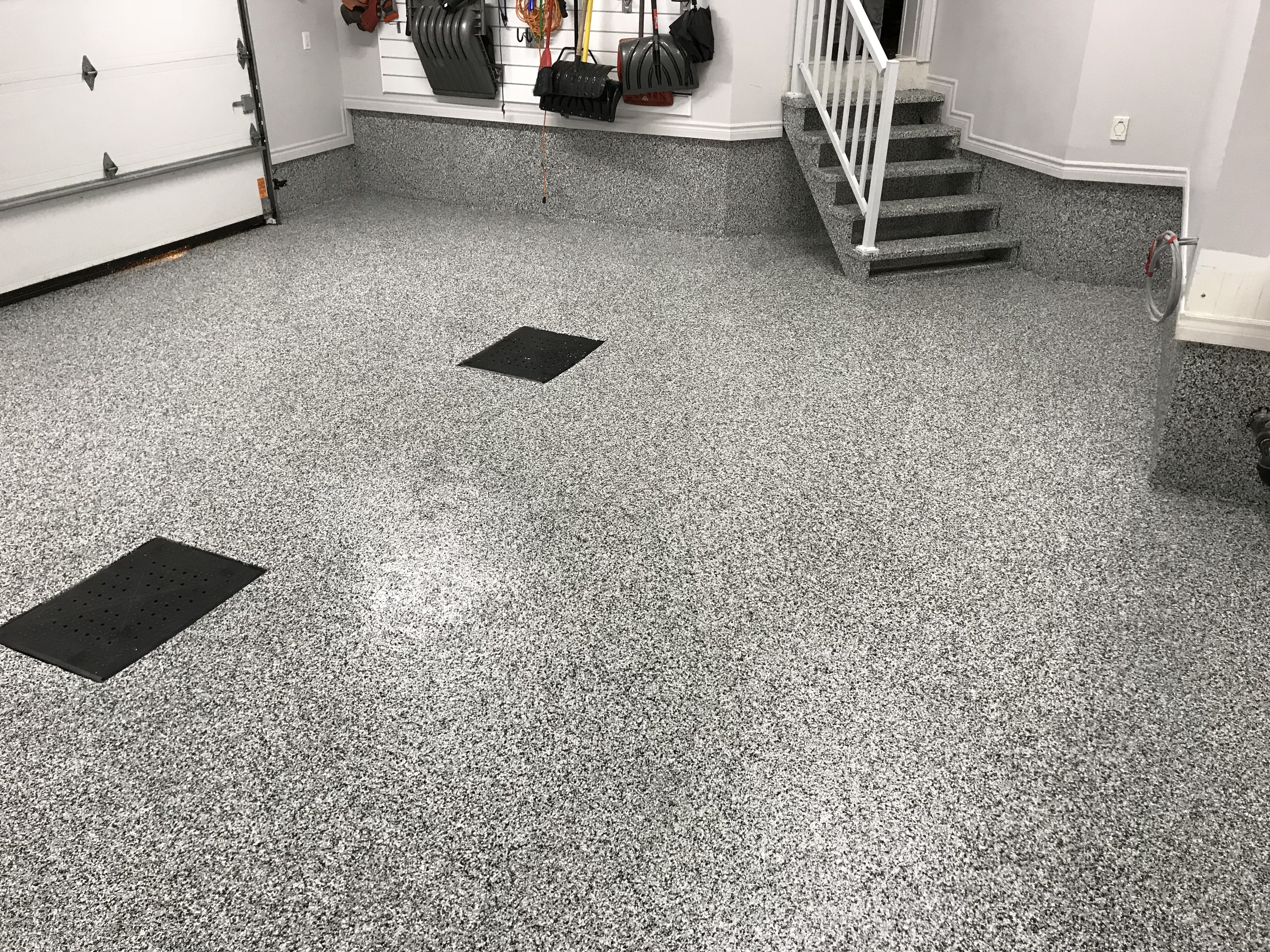 Recouvrement de plancher de garage - Sablage, préparation et installation de polyuréa sur un plancher de garage en béton