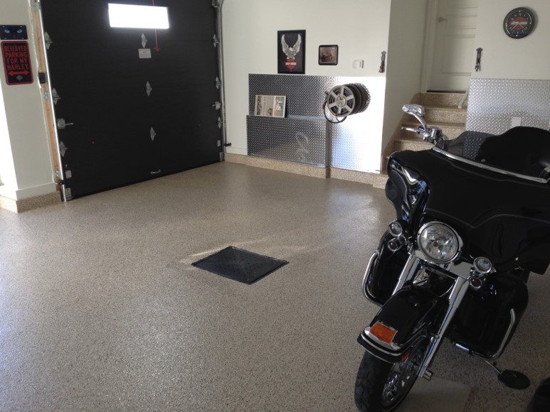 Travaux de restauration de plancher de garage en beton - Sablage de béton avec lames en diamant et installation de recouvrement de plancher au polyuréa