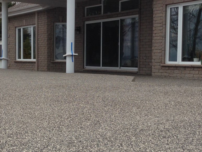 Restauration de balcon en beton - Trvaux de sablage de béton et installation de recouvrement de béton au polyuréa. Travaux effectués à Longueuil